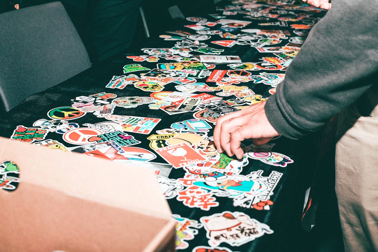 Cetak Stiker Jakarta Holografik: Membuat Produk yang Mengkilap dan Menawan